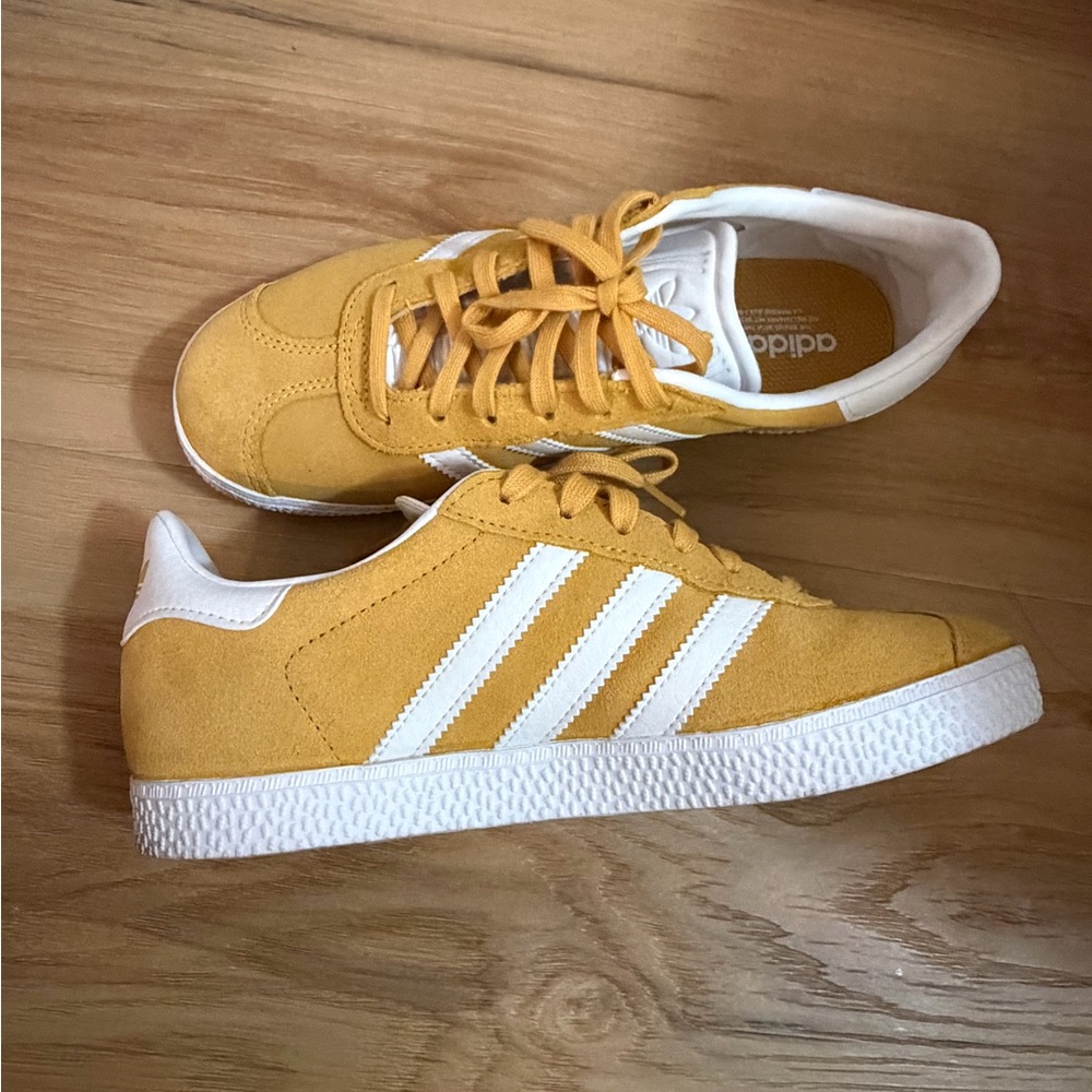Like NEW Adidas Mustard and White Suede Sneakers